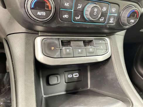 Used 2023 GMC Acadia SLE w/ Driver Convenience Package image 28