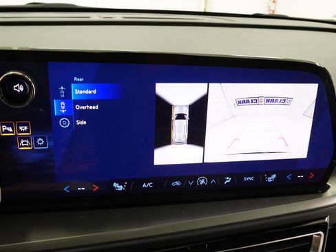 Used 2024 Chevrolet Traverse LT FWD image 30