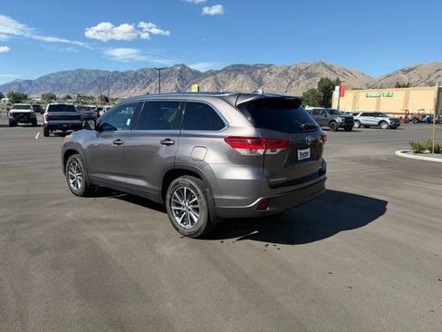 Used 2019 Toyota Highlander XLE AWD/4WD image 3