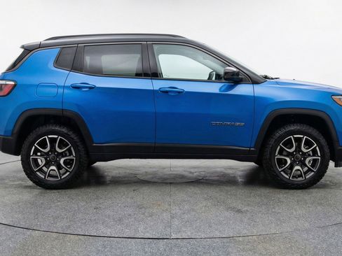 Used 2025 Jeep Compass Trailhawk AWD/4WD image 11