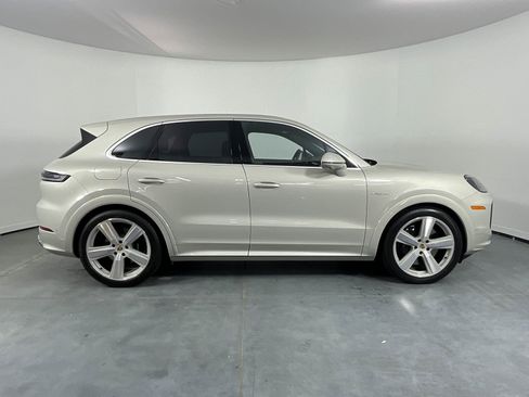 Used 2024 Porsche Cayenne Turbo image 8