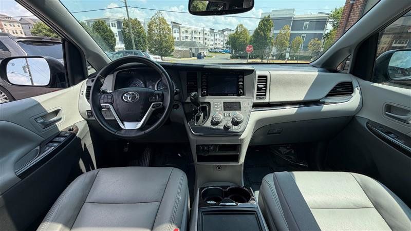 Used 2018 Toyota Sienna XLE w/ XLE Navigation Package FWD image 27