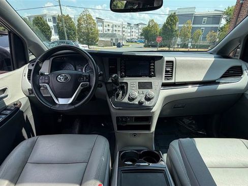 Used 2018 Toyota Sienna XLE w/ XLE Navigation Package FWD image 27