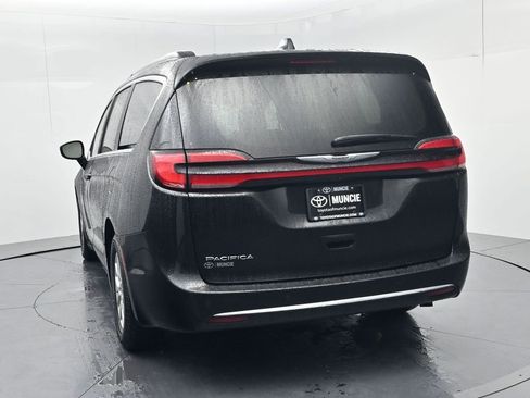 Used 2022 Chrysler Pacifica Touring-L FWD image 6