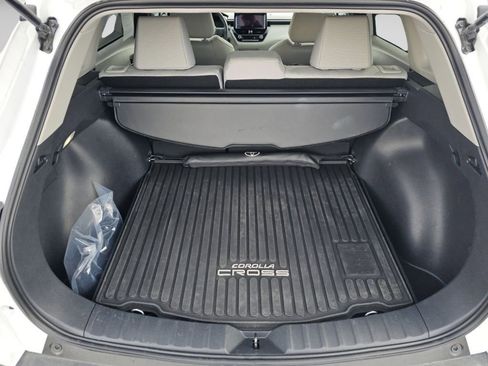 Used 2025 Toyota Corolla Cross LE image 30