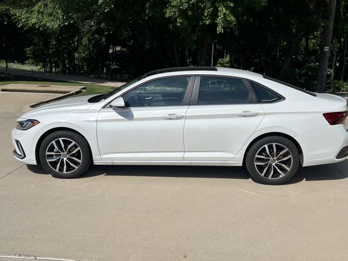 Used 2025 Volkswagen Jetta SE w/ Sunroof Package FWD image 7