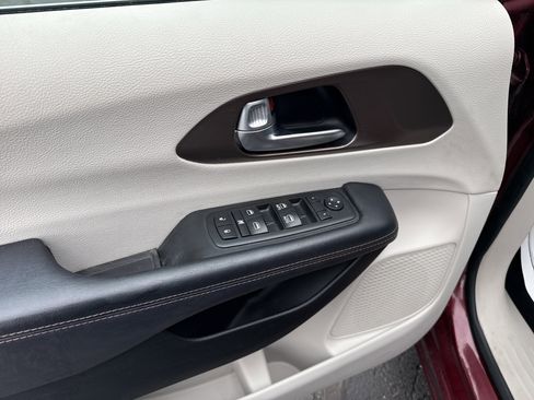 Used 2017 Chrysler Pacifica Touring-L image 19