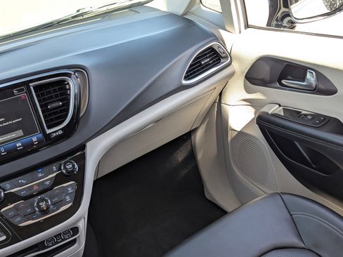 Used 2024 Chrysler Pacifica Touring-L image 18