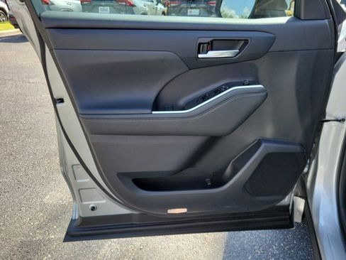 Used 2023 Toyota Highlander XLE image 14