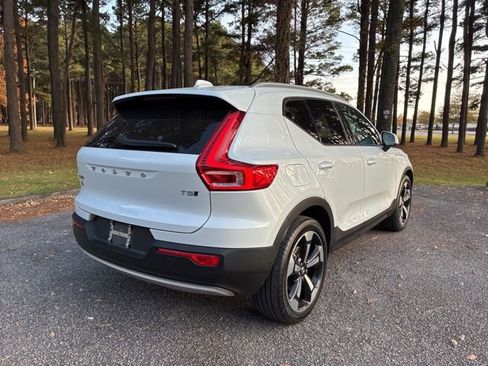 Used 2022 Volvo XC40 T5 Momentum w/ Premium Package image 3