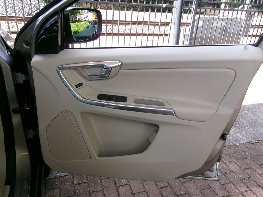 Used 2013 Volvo XC60 3.2 FWD image 16