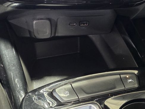 Used 2025 Chevrolet Trax LT w/ Driver Confidence Package FWD image 28