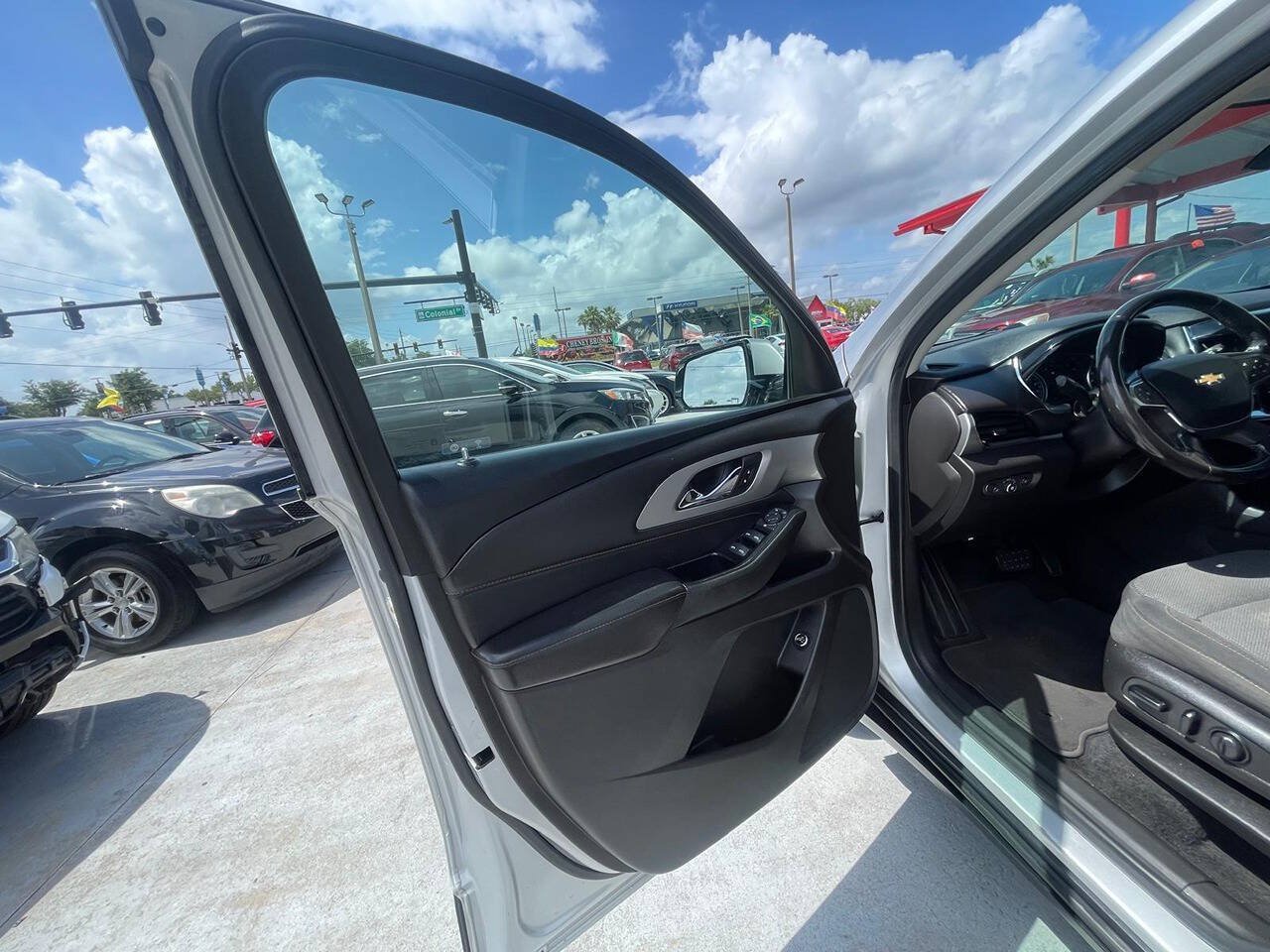 Used 2019 Chevrolet Traverse LT FWD image 14