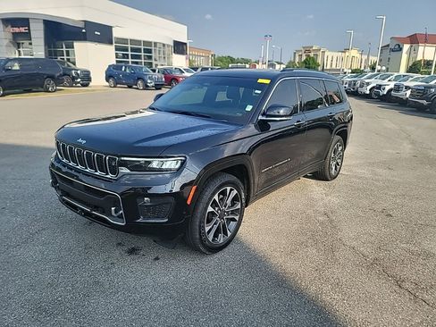 Used 2023 Jeep Grand Cherokee L Overland w/ Advanced Protech Group III AWD/4WD image 3