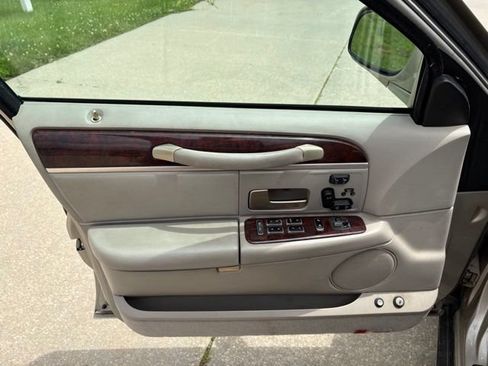 Used 2006 Lincoln Town Car Signature Limited RWD image 7