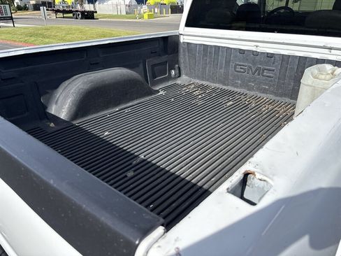 Used 2005 GMC Sierra 2500 SLE w/ Skid Plate Package AWD/4WD image 31