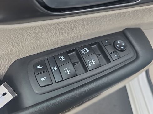 Used 2024 Chrysler Pacifica Touring-L image 13