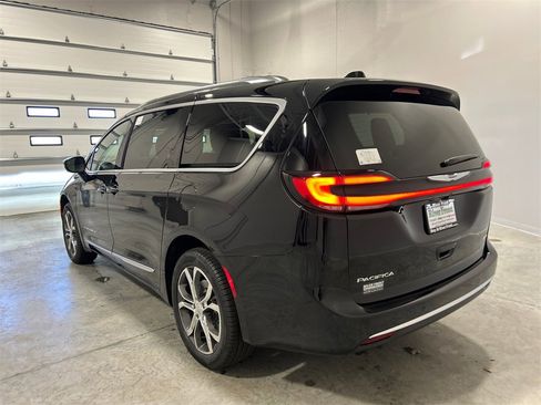 New 2026 Chrysler Pacifica Pinnacle image 8