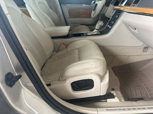 Used 2010 Lincoln MKS image 36