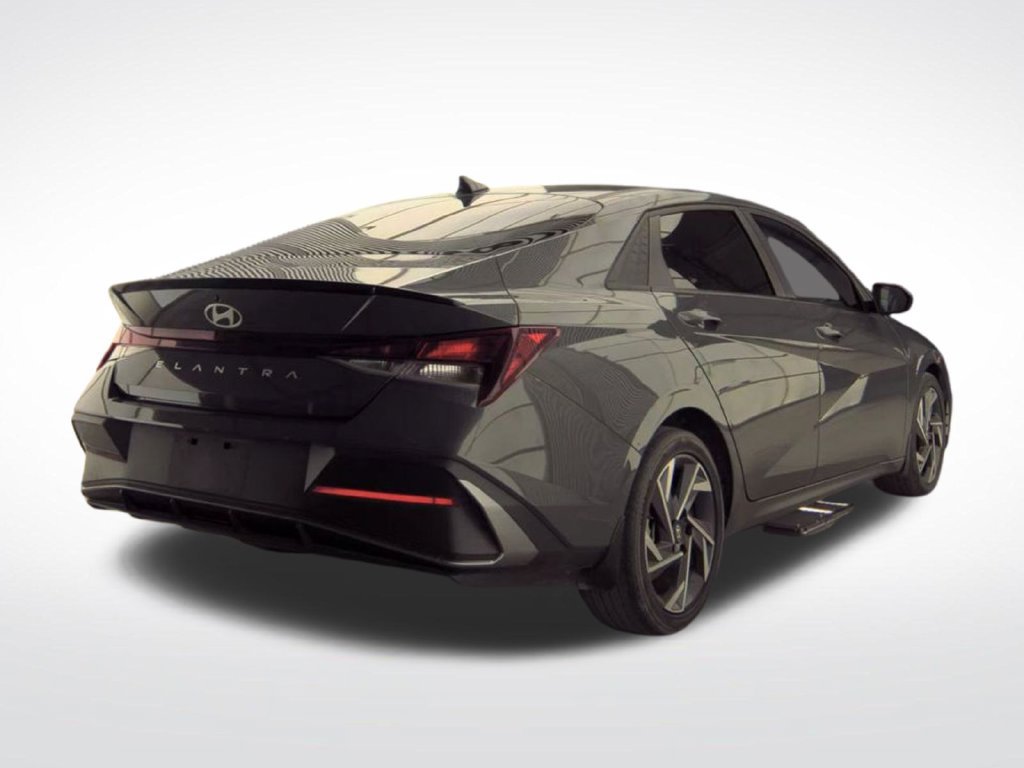Used 2025 Hyundai Elantra Sport FWD image 13