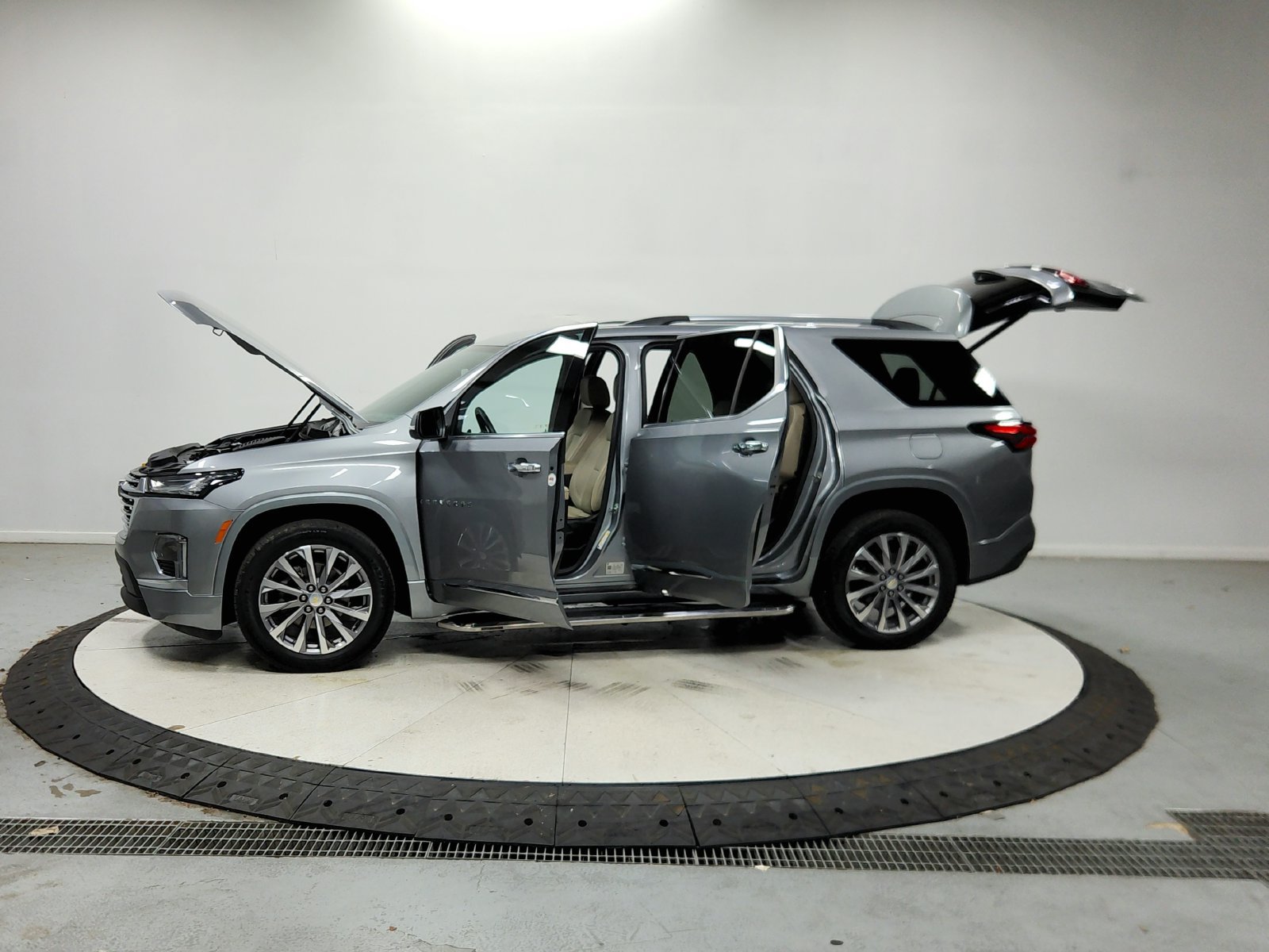 Used 2023 Chevrolet Traverse Premier FWD image 13