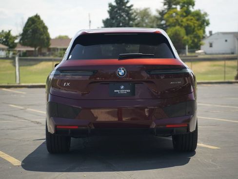 Used 2024 BMW iX xDrive50 w/ Premium Package AWD/4WD image 4
