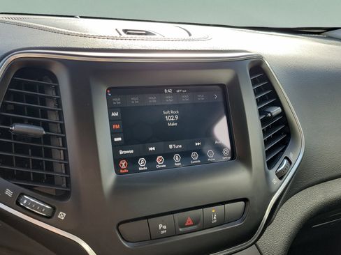 Used 2021 Jeep Cherokee Latitude Plus AWD/4WD image 18