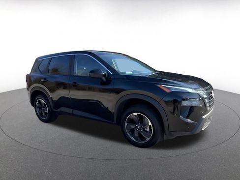 Used 2025 Nissan Rogue SV image 2