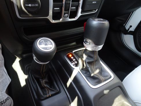 Used 2023 Jeep Wrangler Unlimited Sahara AWD/4WD image 16