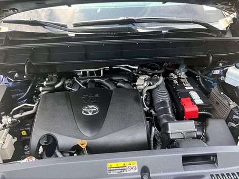 Used 2021 Toyota Highlander XLE AWD/4WD image 32