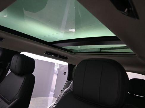 New 2025 Land Rover Range Rover Long Wheelbase SE image 32