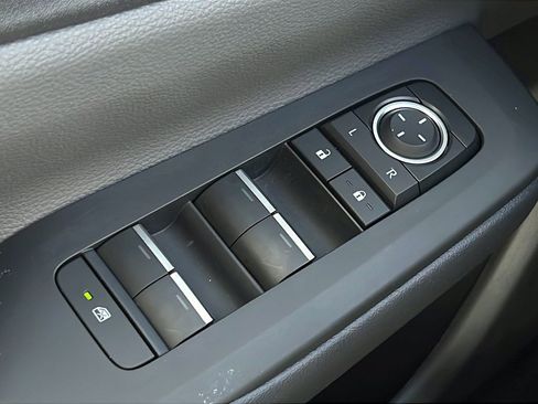 Used 2025 Toyota Prius XLE FWD image 18