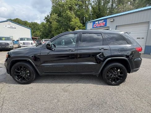 Used 2018 Jeep Grand Cherokee Laredo AWD/4WD image 2