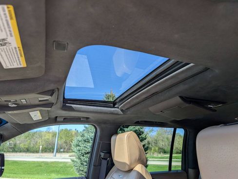 Used 2019 Cadillac Escalade ESV Platinum AWD/4WD image 19
