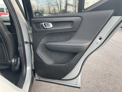 Used 2025 Volvo XC40 B5 Core image 16