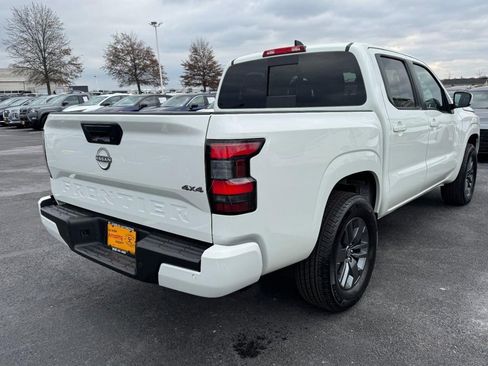 Used 2025 Nissan Frontier SV image 3