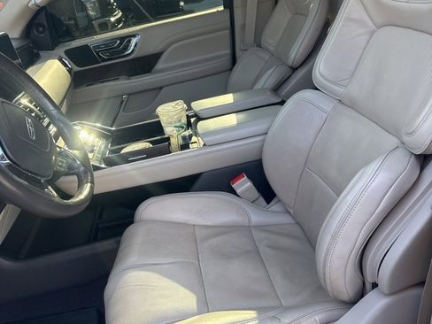 Used 2019 Lincoln Navigator Reserve image 21