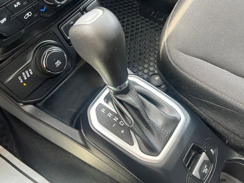 Used 2018 Jeep Renegade Latitude w/ Cold Weather Group AWD/4WD image 22