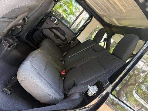 Used 2025 Jeep Wrangler Unlimited Sahara AWD/4WD image 23