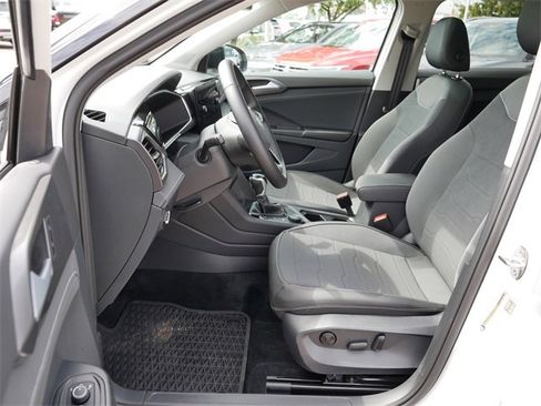 Certified 2025 Volkswagen Taos SE image 13