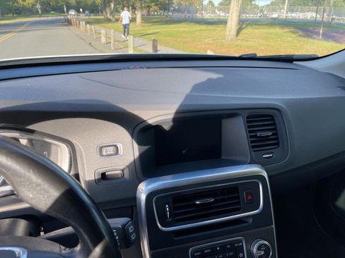 Used 2015 Volvo V60 T5 Cross Country image 17