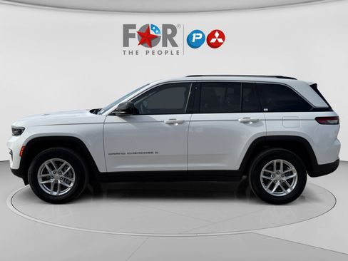 Used 2023 Jeep Grand Cherokee Laredo w/ Luxury Tech Group I RWD image 2