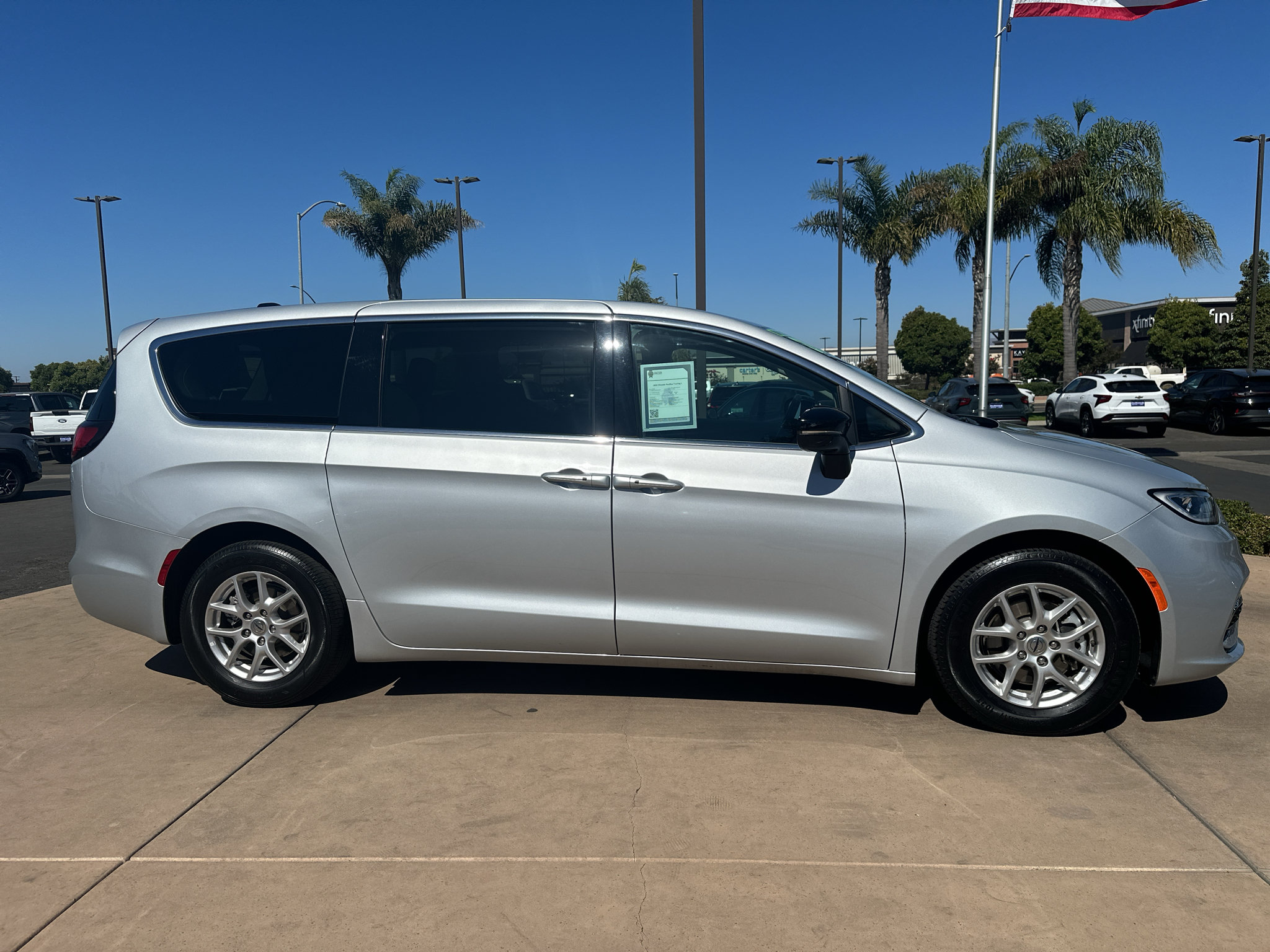 Used 2024 Chrysler Pacifica Touring-L FWD image 4