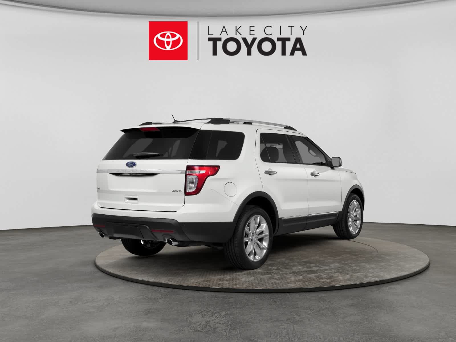 Used 2015 Ford Explorer XLT w/ Equipment Group 202B FWD image 2