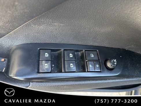 Used 2019 Toyota Camry SE w/ Protection Package (Q2) FWD image 12