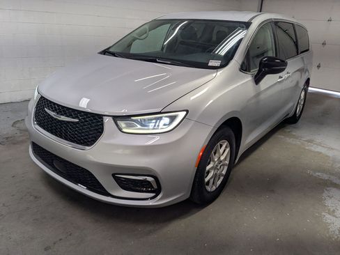 Certified 2024 Chrysler Pacifica Touring-L FWD image 11