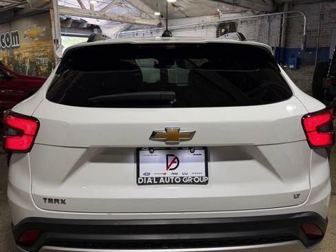 Certified 2025 Chevrolet Trax LT w/ LT Convenience Package FWD image 3
