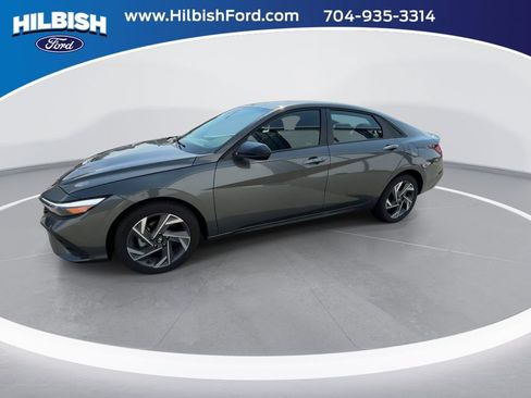 Used 2025 Hyundai Elantra Sport FWD image 4
