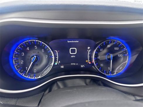 Used 2023 Chrysler Pacifica Touring-L image 15