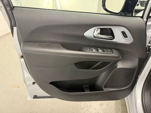 New 2026 Chrysler Pacifica Limited image 14